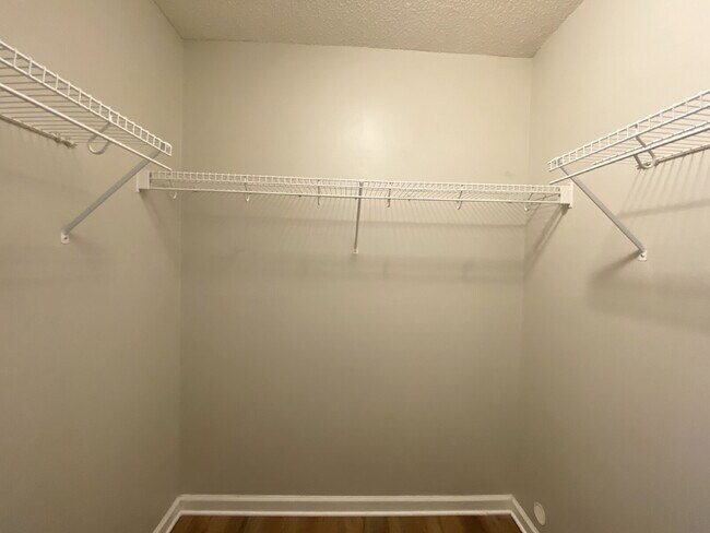 Building Photo - Home in Woodbridge With a Screened Porch and Private Backyard!