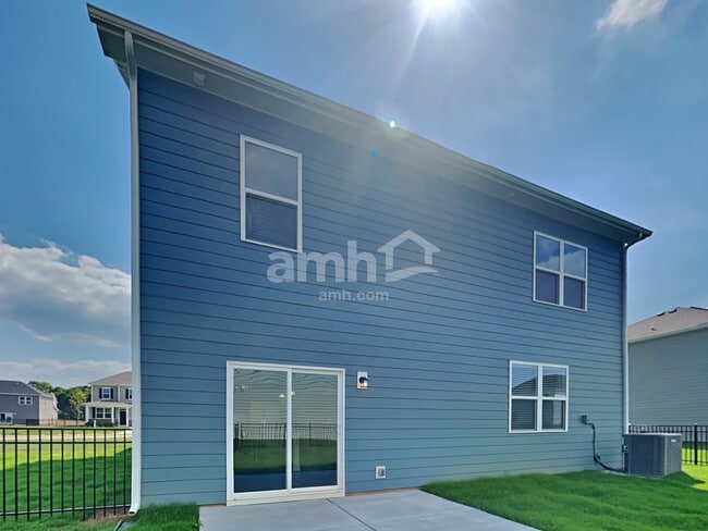 Building Photo - 5228 Valor Dr