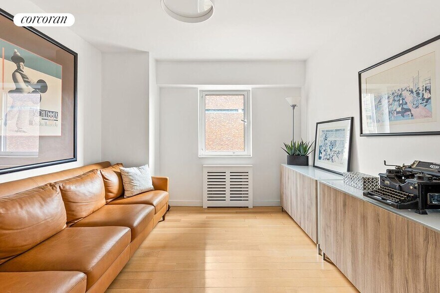 Building Photo - 45 W 67th St