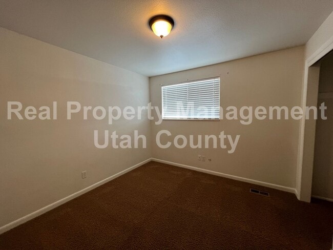 Building Photo - Orem Duplex great location