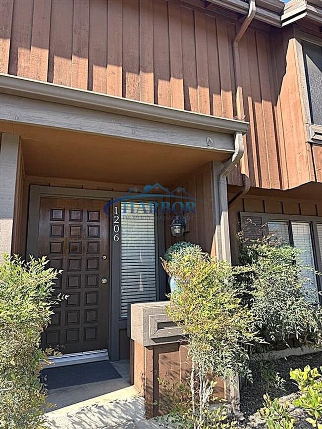 Building Photo - Spacious 2-Bedroom Townhouse in the Heart ...