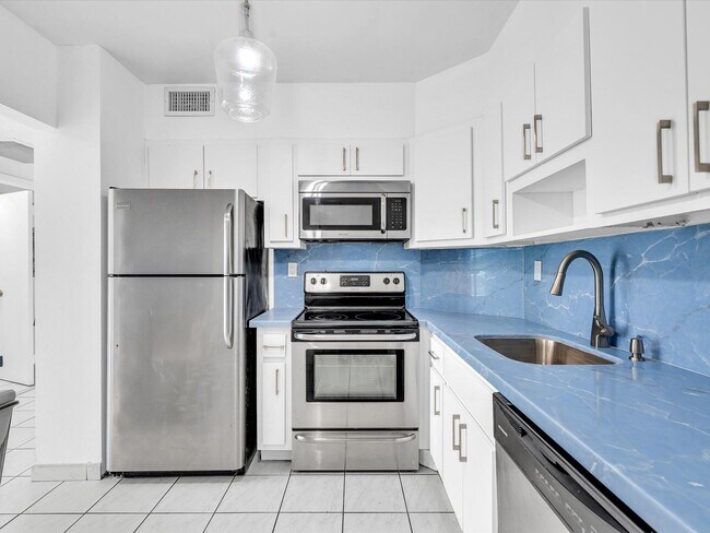 Building Photo - 500 Bayview Dr