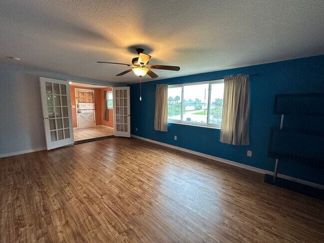 Building Photo - 3-Bedroom, 2-Bath Home Just Steps from the...