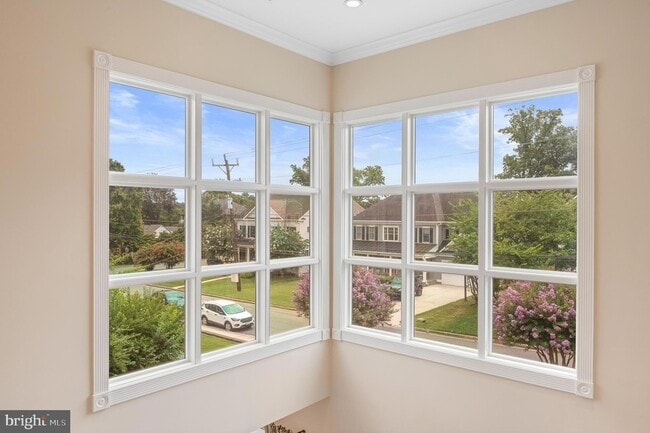 Building Photo - 5905 Lone Oak Dr