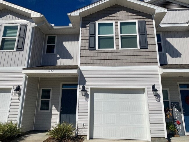 Primary Photo - Spacious Modern Townhome; Conveniently Located! *Garbage, Pest Control & Lawncare Included!* *SPE...