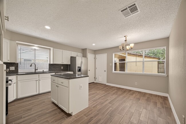 Building Photo - 15915 Dunmoor Dr
