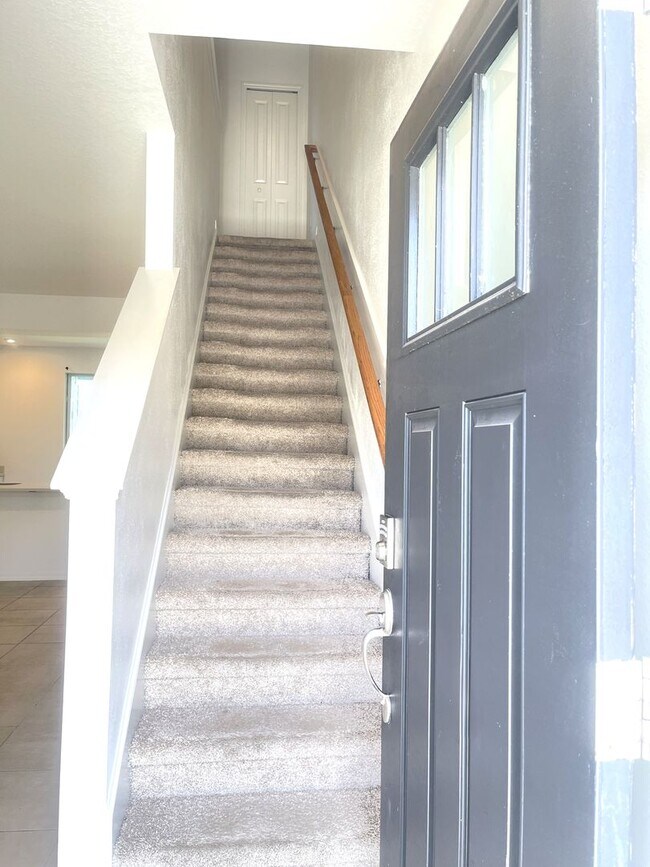 Building Photo - Charming 2-Bed, 2 and half-Bath Townhouse ...