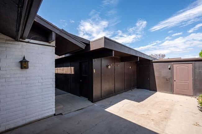 Building Photo - Charming Townhome
