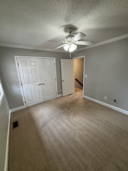 Building Photo - 5731 SW Acres Dr