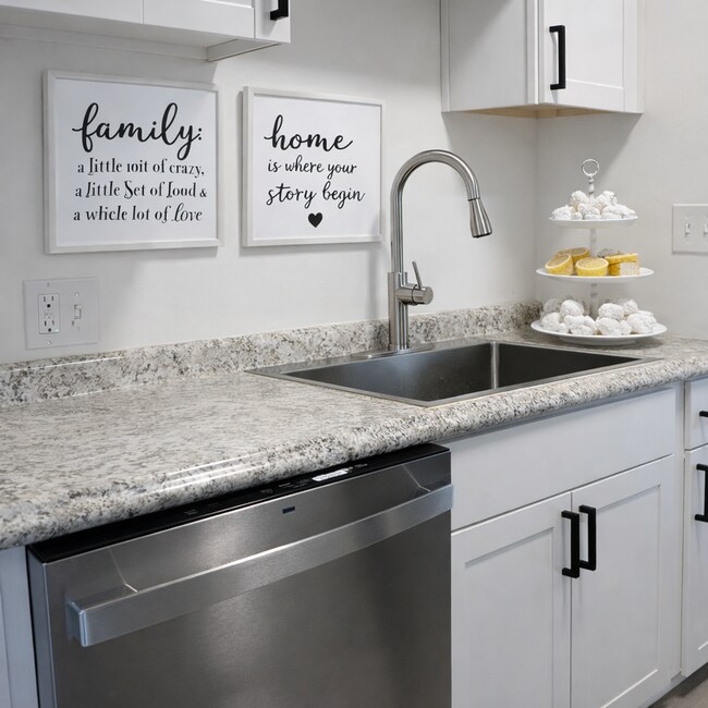 Building Photo - Newly Renovated 2 Bedroom Apartment