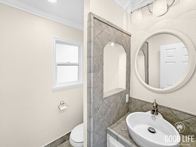 Building Photo - Beautiful 4Bd/2.5Ba Spacious Home in Mission Viejo w/Large Front & Back Yard!