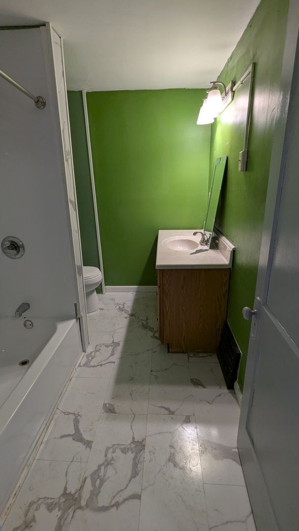 Building Photo - 4-Bedroom, 1-Bathroom Single Family Home f...