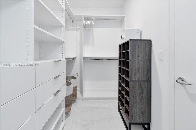 Building Photo - 16901 Collins Ave