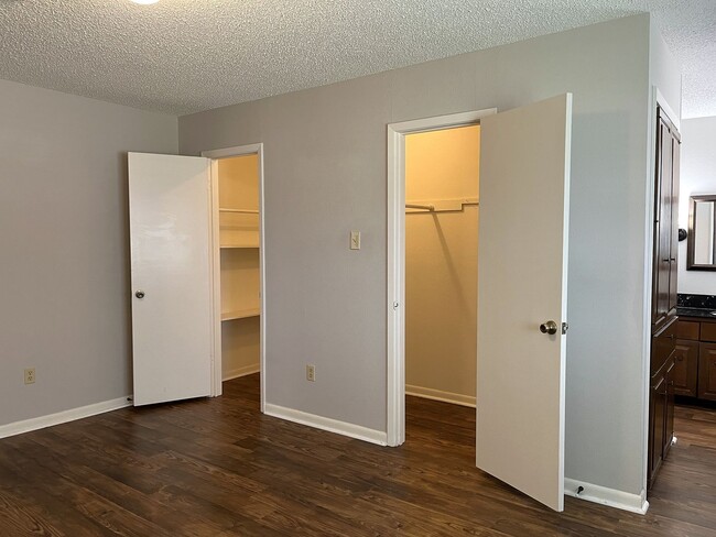 Building Photo - Convenient location close to shopping and Hwy 6!