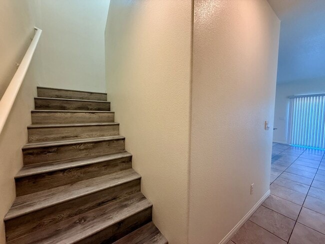 Building Photo - NEWLY UPGRADED 3 BED 2.5 BATH 2 CAR GARAGE...