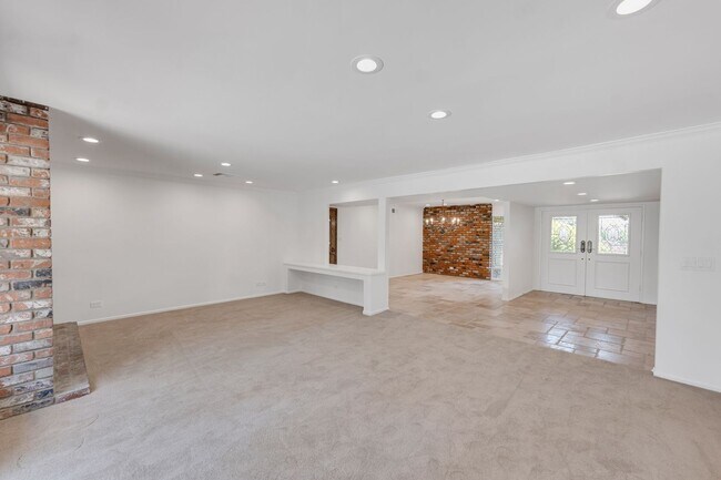 Building Photo - Perfect Entertaining Family Home with Larg...
