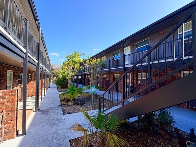 Building Photo - Popular Location 2/1