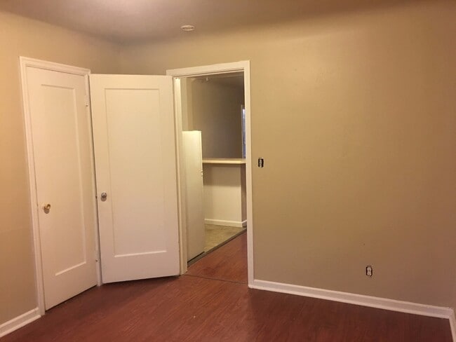 Building Photo - COZY 1BD/1BA LOWER SOUTH HILL APARTMENT | A/C | ON-SITE LAUNDRY | PET FRIENDLY | $200 OFF MOVE-IN...