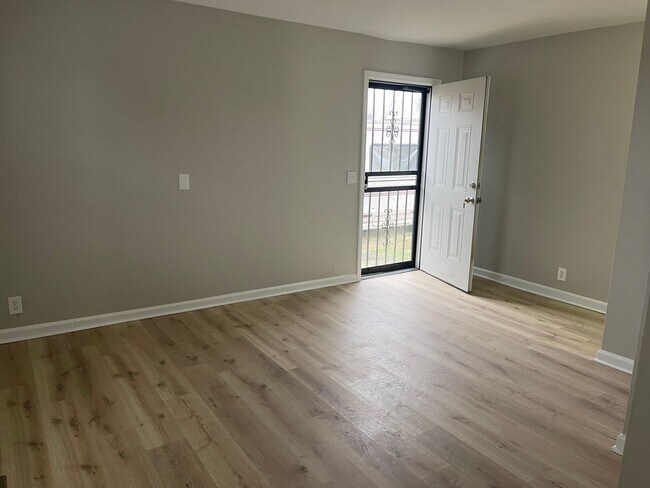 Building Photo - 2 bd 1 ba duplex in a Great Location