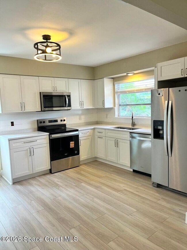 Building Photo - 1554 Hillcrest Dr