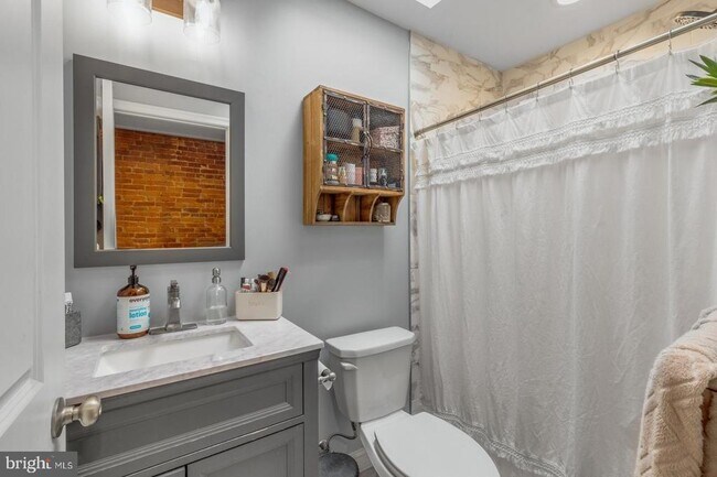 Building Photo - 2531 Collins St