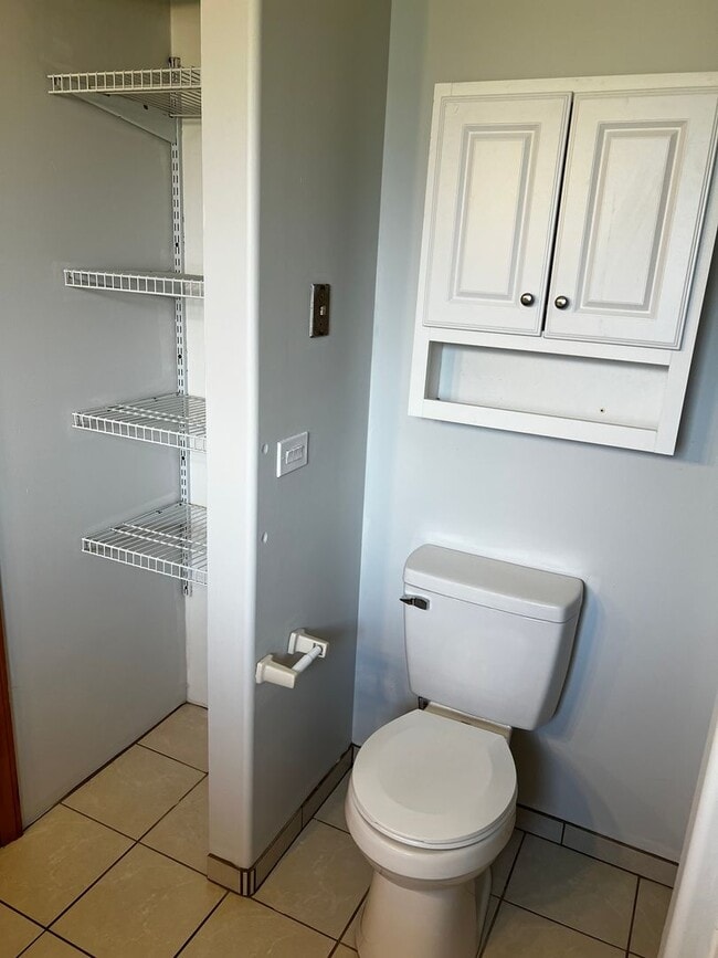 Building Photo - 3 BEDROOM, 2 BATH HOME WITH TILE THROUGHOUT & CLOSE TO THE TURNPIKE