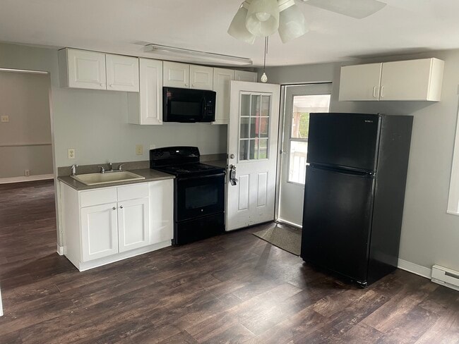 Building Photo - 633 Main St