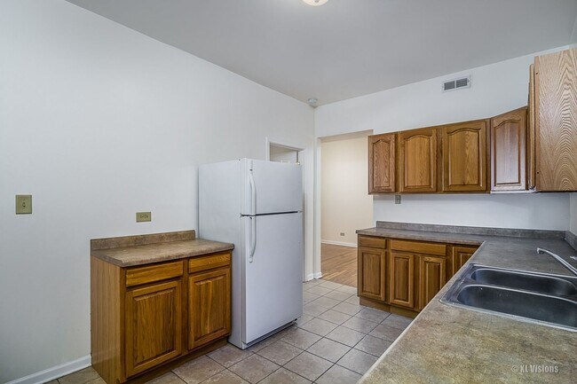 Interior Photo - 350-352 E 59th St
