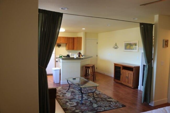 Building Photo - 3943 Walnut Dr