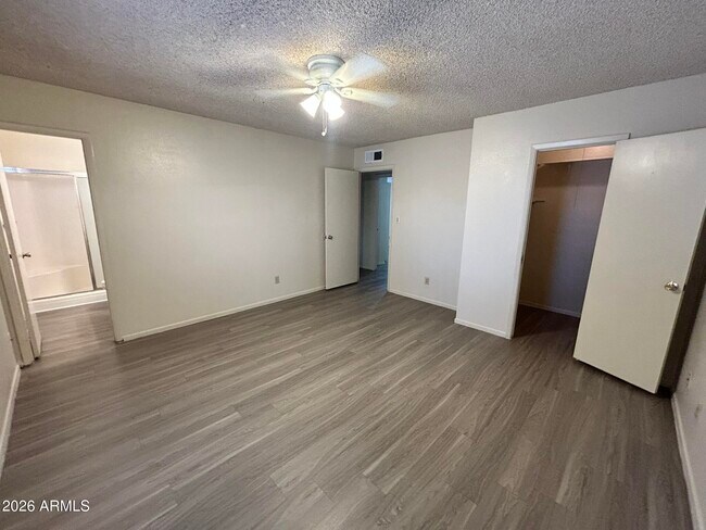 Building Photo - 5309 S River Dr