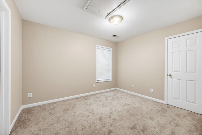 Building Photo - 181 Stoneforest Dr
