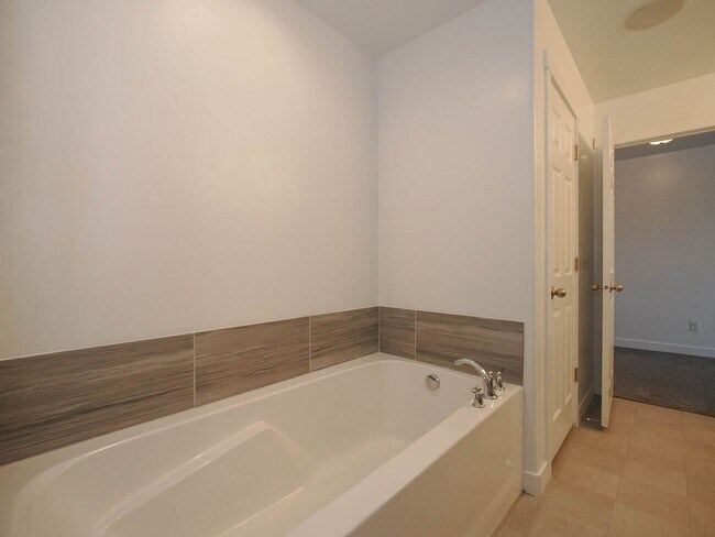 Building Photo - 3 Bedroom, 2.5 Bathroom Riverton Town Home