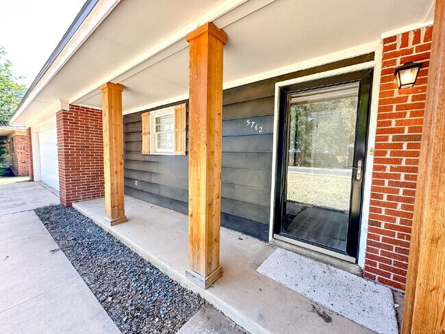 Building Photo - 3/2/2 with lots of updates!