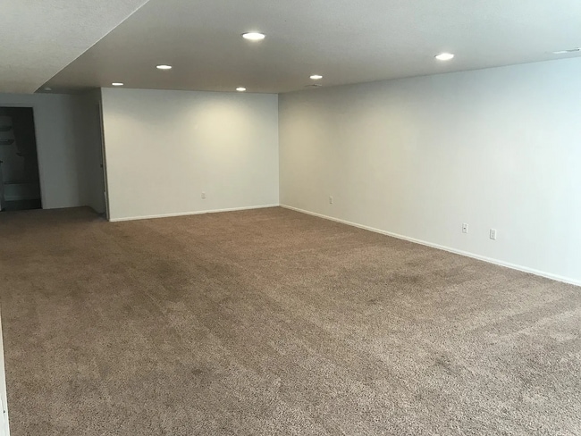 Building Photo - Spacious 5 Bedroom, 3 Bath Ranch Home with 2-Car Garage