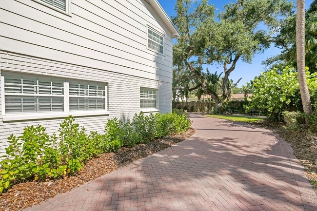 Building Photo - 4 bed, 3ba, 2 car garage home in Culbreath Heights