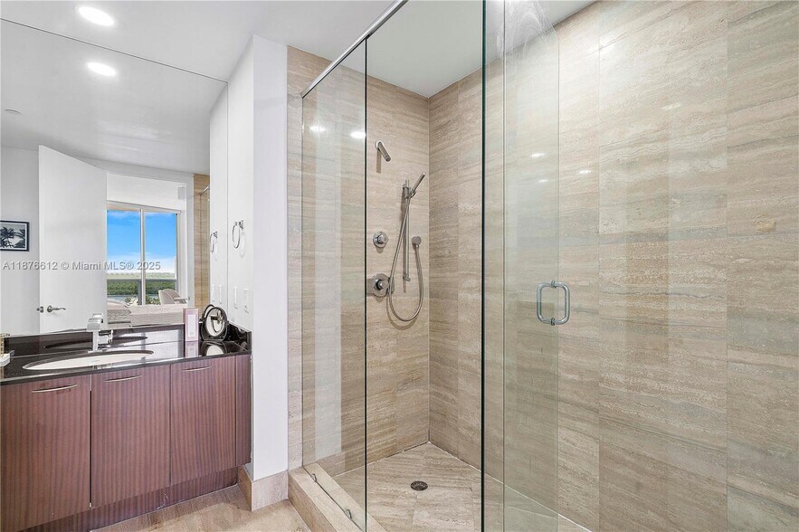 Building Photo - 15811 Collins Ave