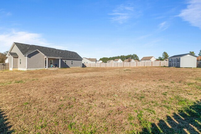 Building Photo - 3 bedroom 2 bathroom with a bonus room