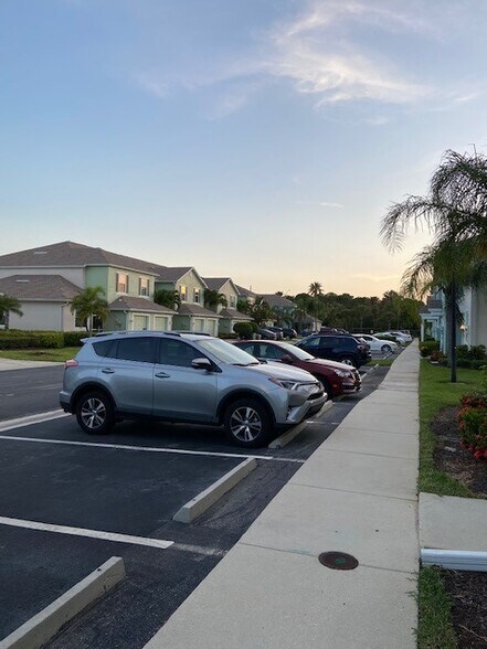 Building Photo - 3642 Pine Oak Cir