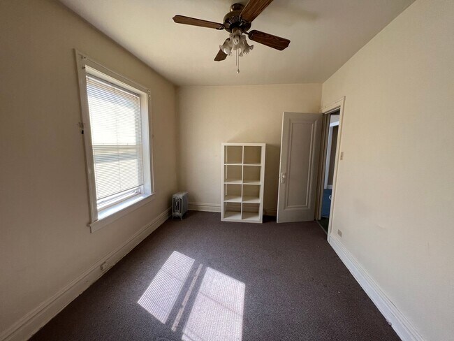 Building Photo - East Albany Park Apts!