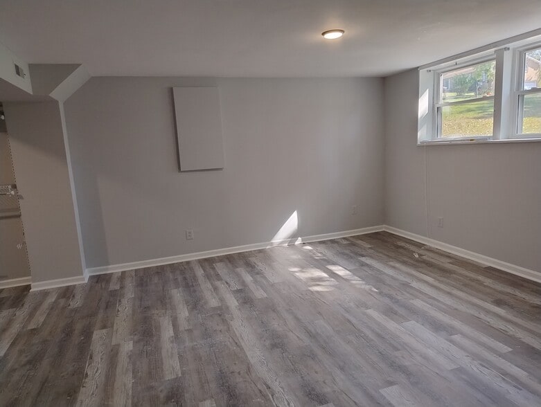 Building Photo - 121 Robinhood Cir
