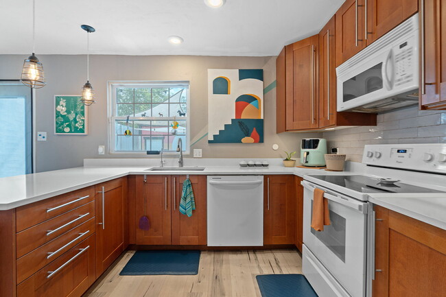 Building Photo - 3211 Northeast Dr