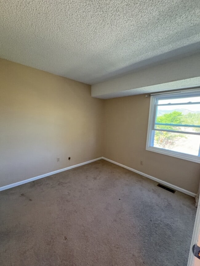 Building Photo - 397 Raspberry Ln