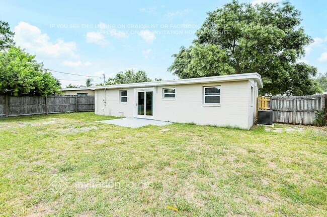 Building Photo - 9449 Park Lake Dr