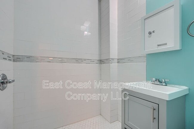 Building Photo - 2408 Llewelyn Ave