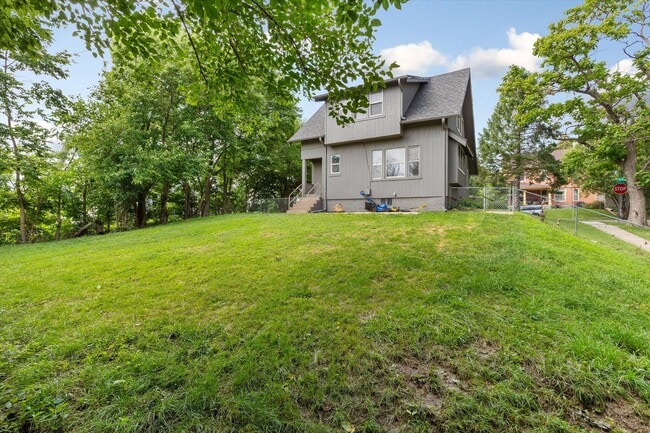 Building Photo - 3 Bedroom; 2 Bathroom near Hanscom Park!