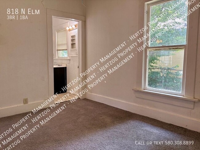 Building Photo - 818 N Elm-