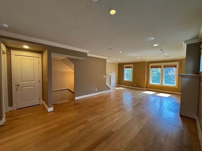 Building Photo - Cozy 3 bed 2.5 bath townhome on North Quee...