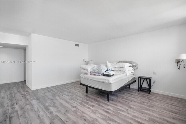 Building Photo - 825 Brickell Bay Dr