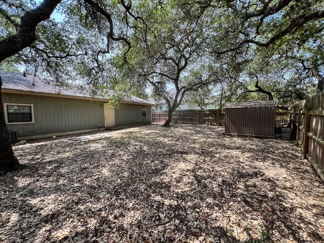 Building Photo - 1825 Lakeview Dr