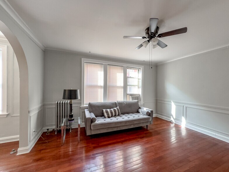 Building Photo - 447 W Surf St